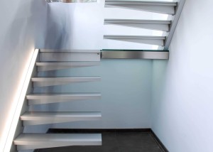 Escalier suspendu 2/4 tournant au design moderne