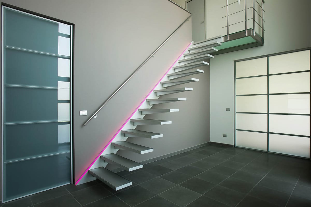 Escalier suspendu droit au design ultra moderne