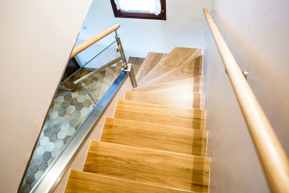 Escalier en bois et rampe d'escalier en verre