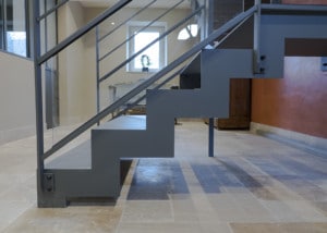 Escalier metal gris