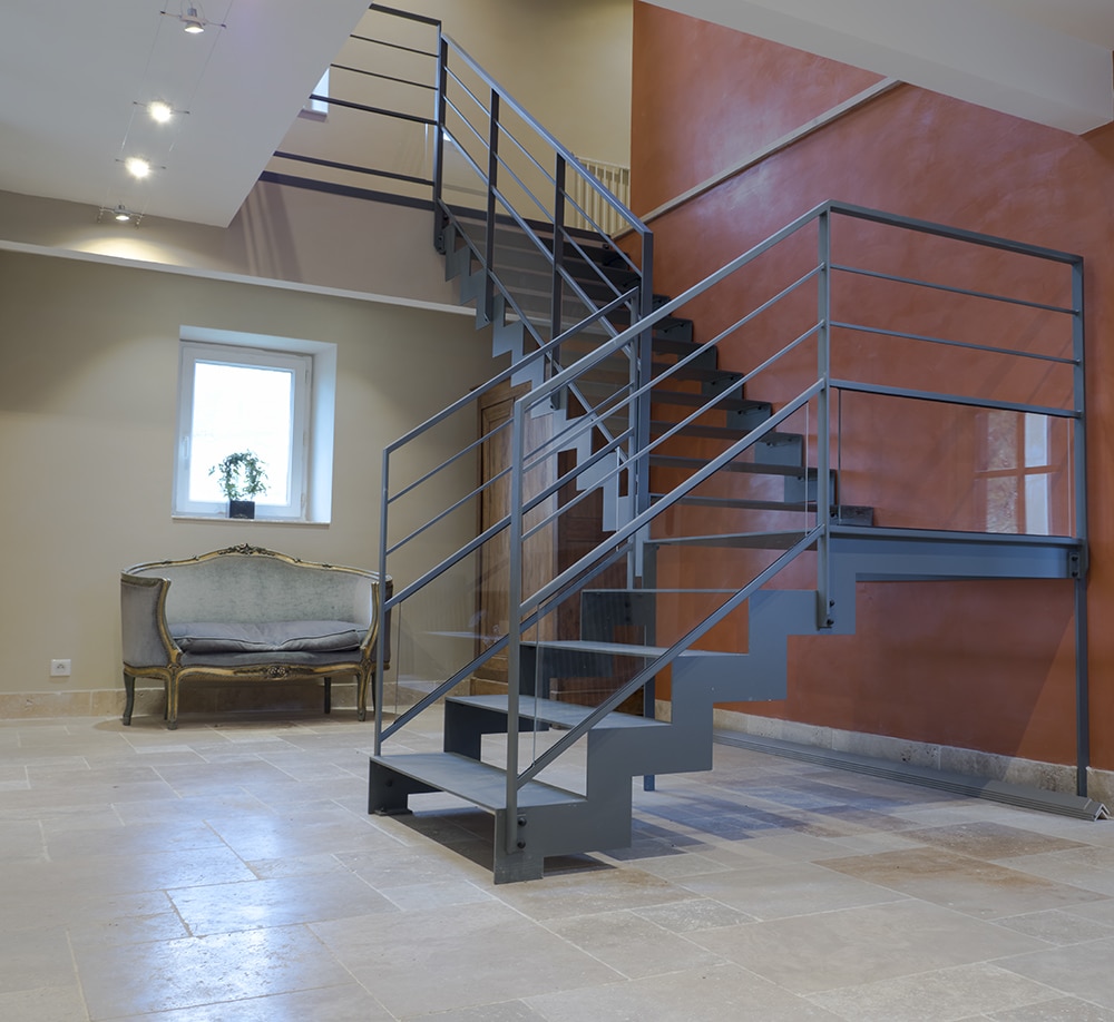 Escalier metallique gris et rambarde assortie