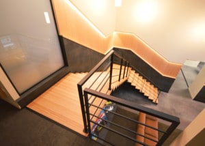 Escalier en bois et métal, vue d'en haut