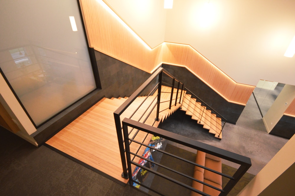 Escalier en bois et métal, vue d'en haut