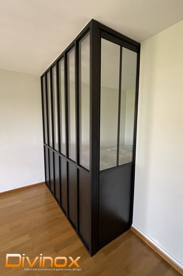 Cloison vitrée en aluminium avec porte coulissante intégrée
