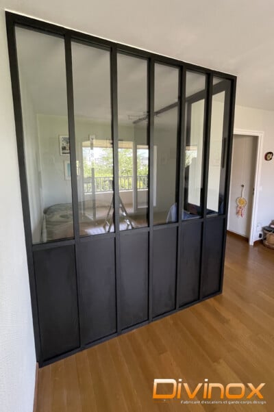 Cloison vitrée en aluminium avec porte coulissante intégrée