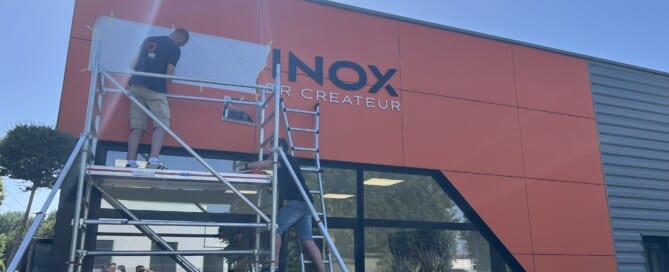 Pose de l'enseigne sur le nouveau showoom Divinox 1133 Rue des Artisans, 14670 Troarn
